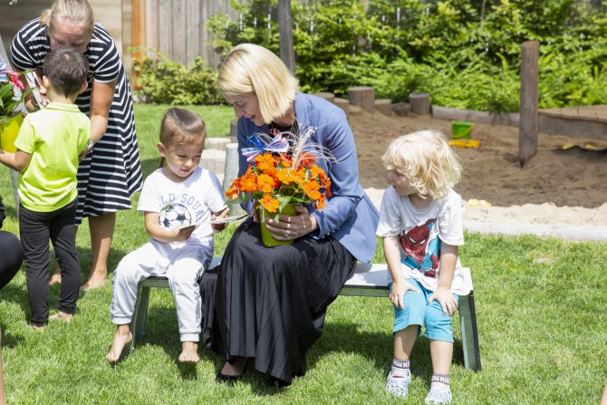 Kinder überreichen Christine Haberlander selbstgebastelte Sommergrüße
