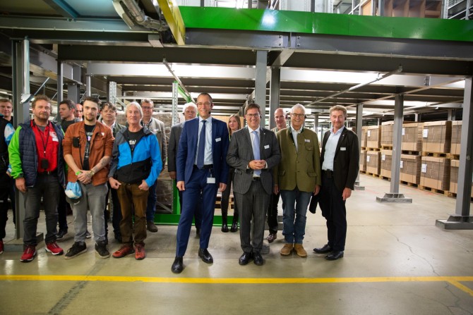 Bürgermeister Dr. Andreas Rabl bei der Logistikführung