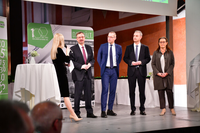 DSC_4879 Vorstand auf Bühne klein