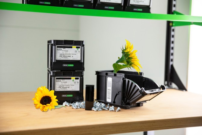 Behälter aus Biogranulat mit Sonnenblumenschalen